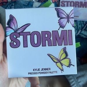 Stormi pressed powder palette